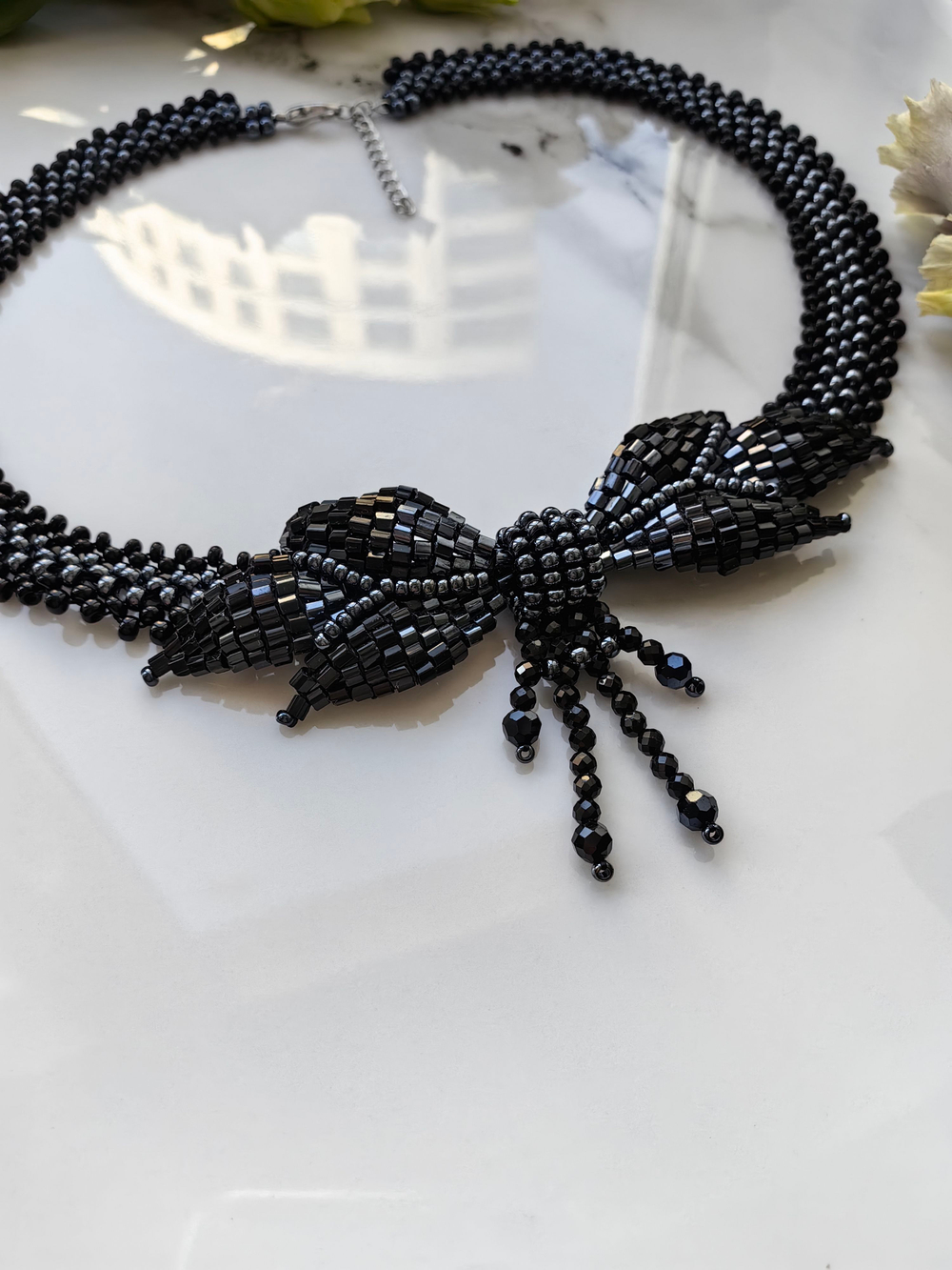 Колье "Бантик" ручной работы из бисера и кристаллов Swarovski