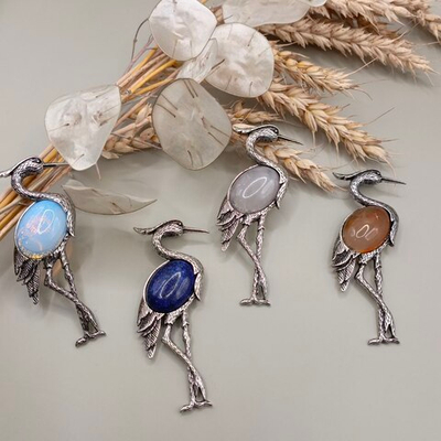 Брошь" Цапля" из цинкового сплава с натуральным камнем из лазурита.