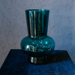 16. Изумрудная стеклянная ваза необычной формы