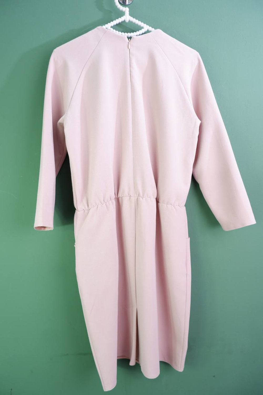 Платье лаконичное, со стильными пуговицами по всей длине 44 размер