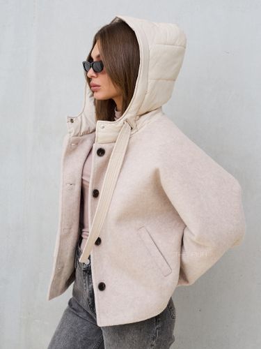 Бежевая шерстяная куртка с капюшоном