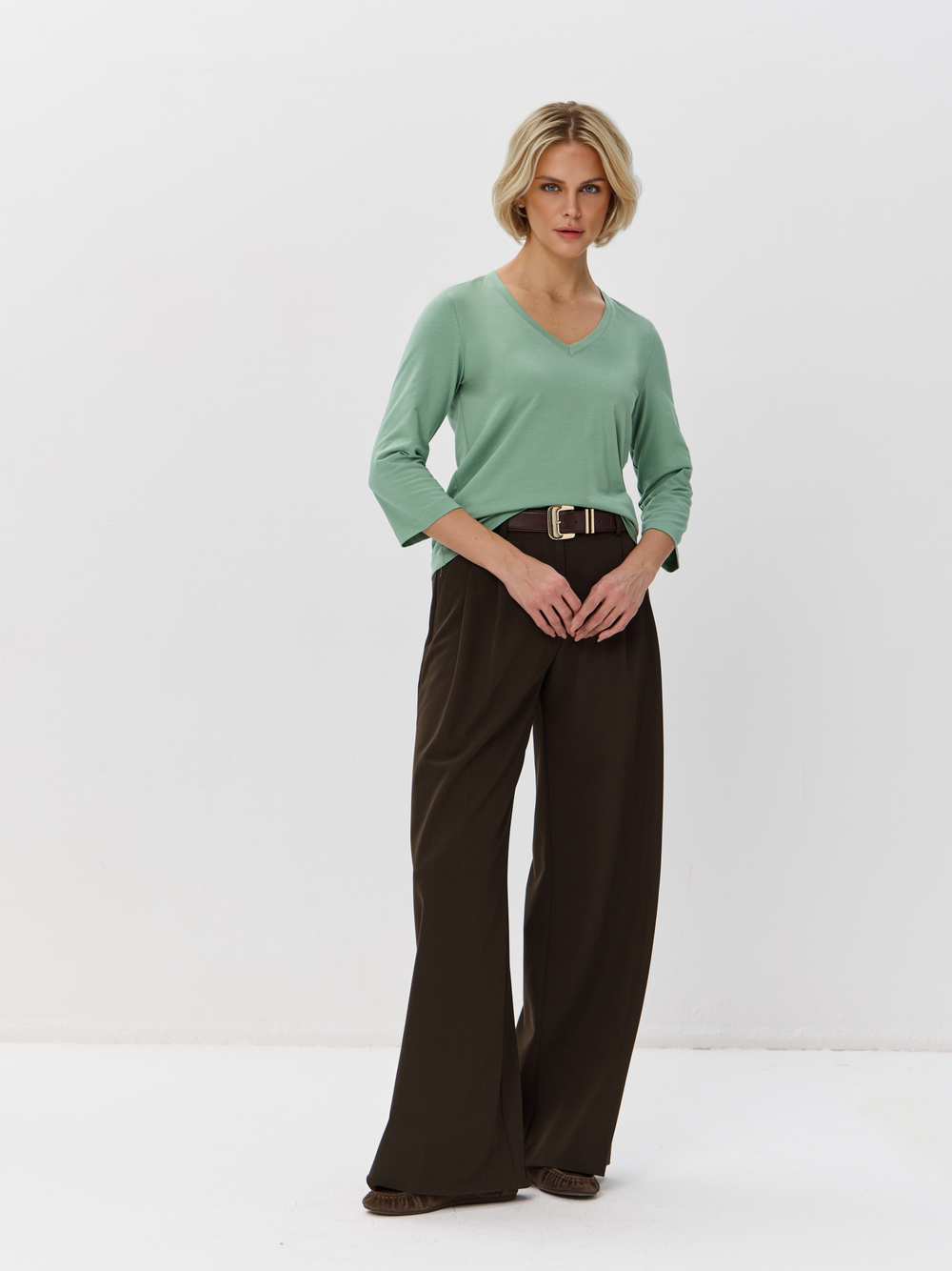 Свободный лонгслив с V-вырезом и рукавом 3/4