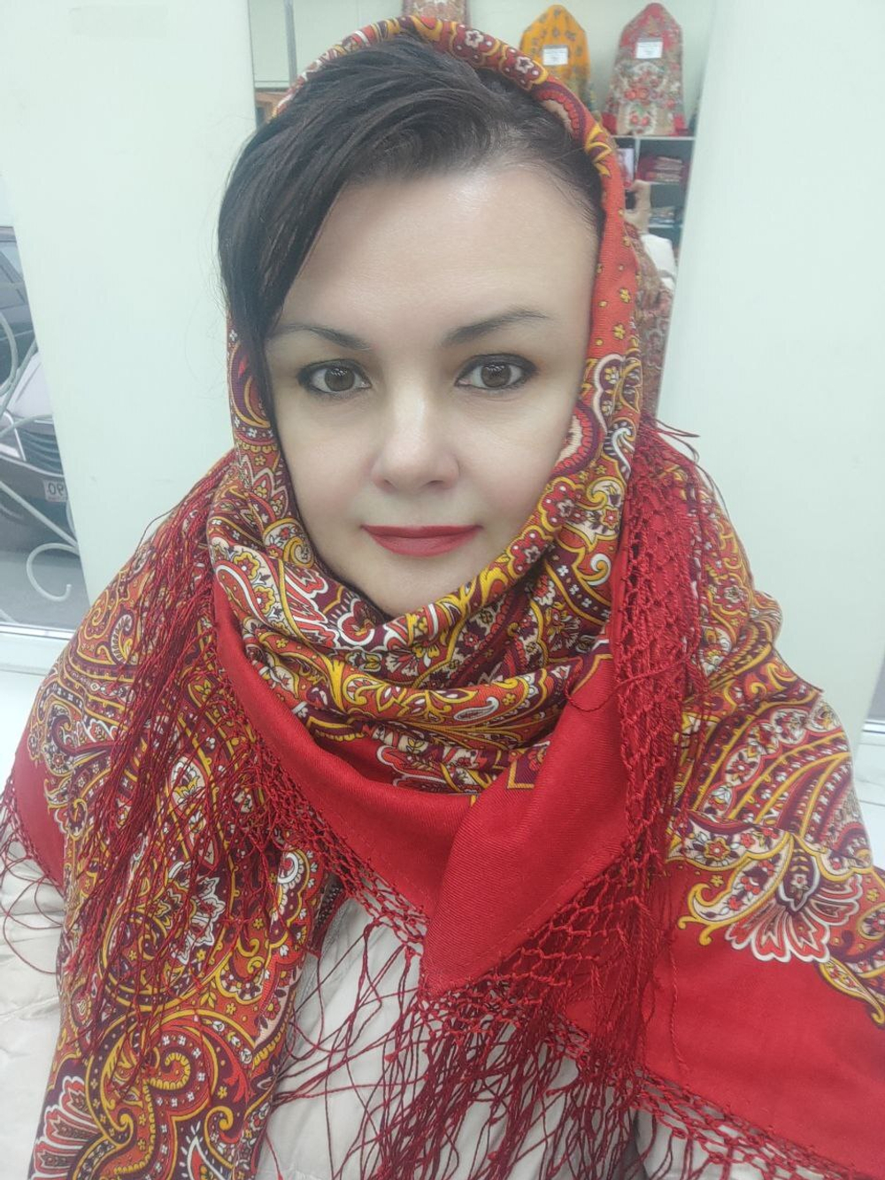 Платок из уплотненной шерстяной ткани с шелковой бахромой