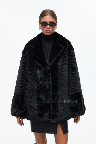 Короткая шуба из эко-меха в черном цвете