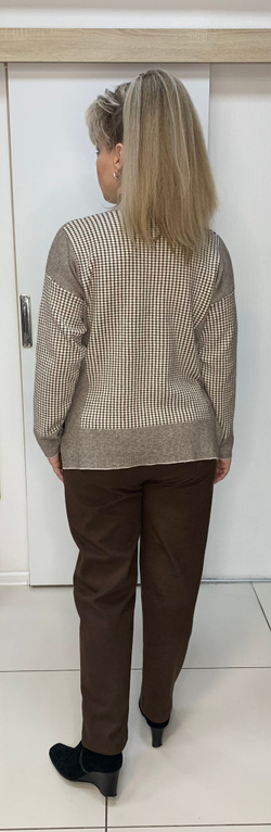 Теплый бежево-коричневый джемпер с разрезами