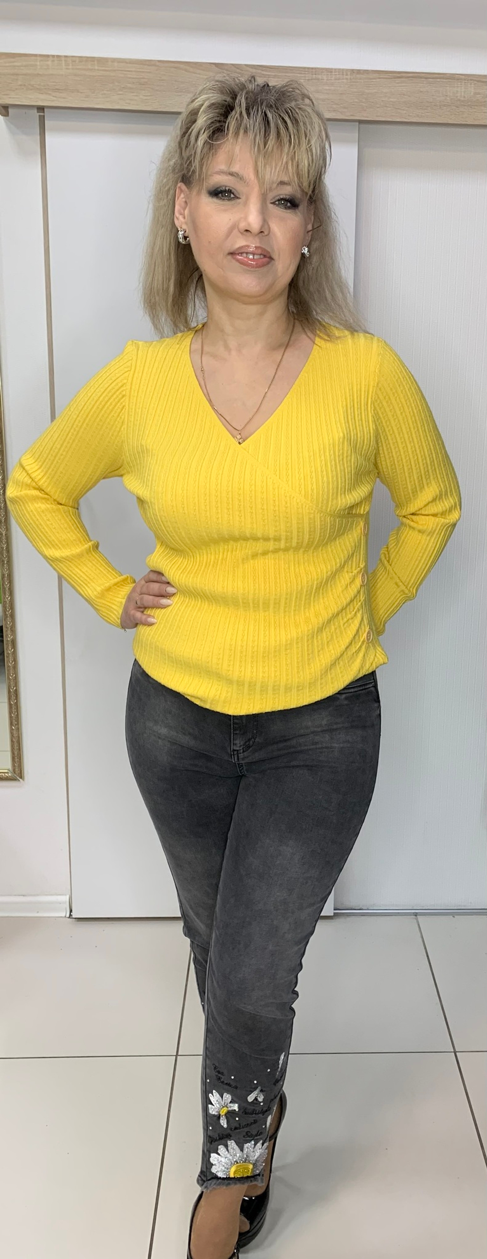 Серые зауженные джинсы с "ромашками"