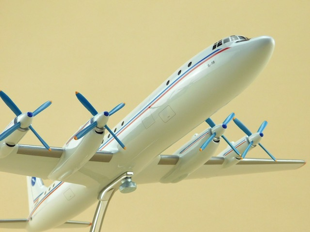 Модель самолета Ил-18 (М1:100, Мир НПП)