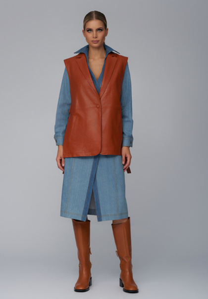 Женский кожаный жилет коричневый с пуговицей