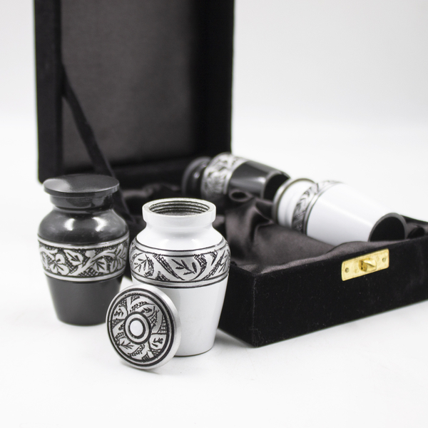 Мини-урна для деления праха металл с гравировкой белая/черная 7 см