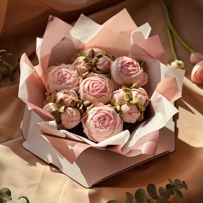 "Пионовая грация" – букет из 7 капкейков в элегантной упаковке