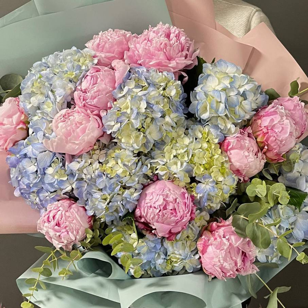 Букет из пионов и гортензий «Вальс красок»