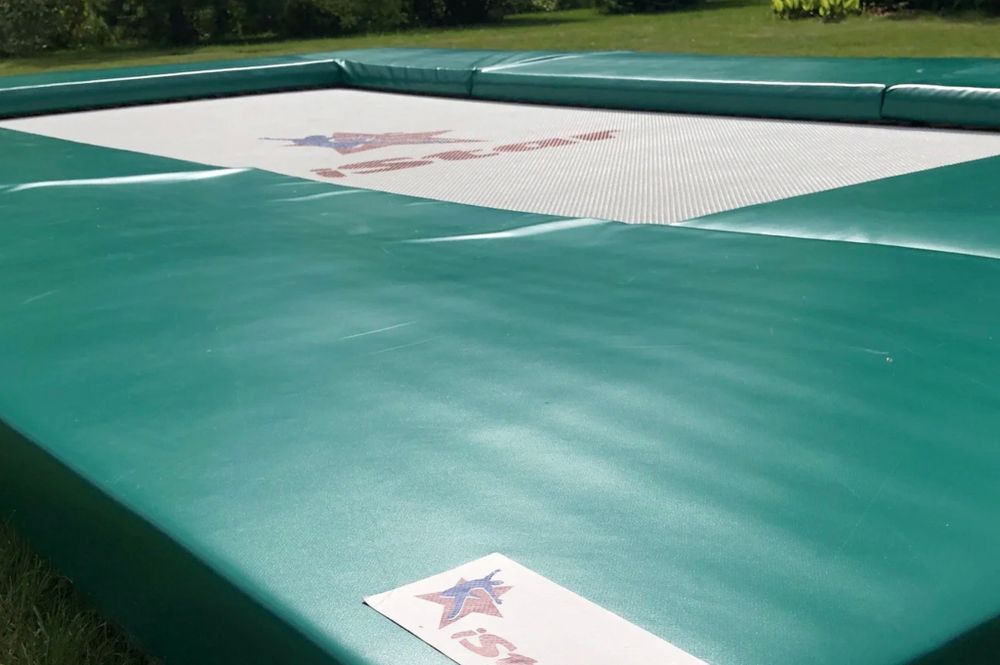 Встраиваемый батут - Обрамление из стального уголка, сетка, пружины, утолщенные матики безопасности