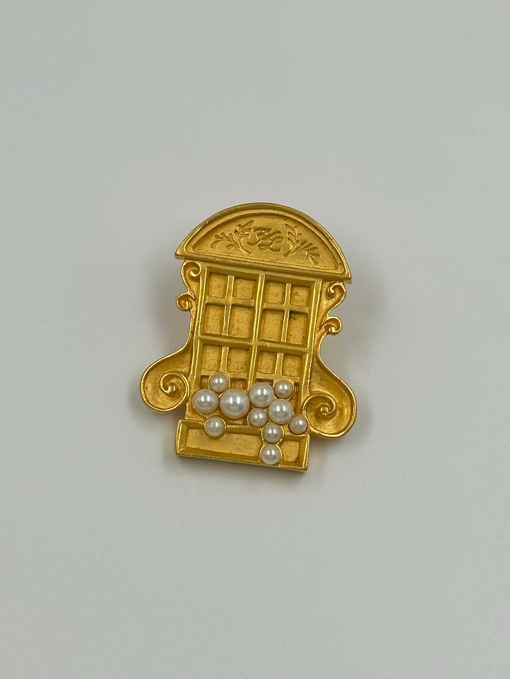 Брошь пин Французское окно Karl Lagerferld