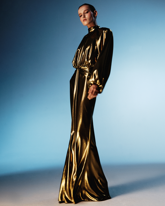 Драпированное платье макси из шифона с объемными плечами и открытой спиной