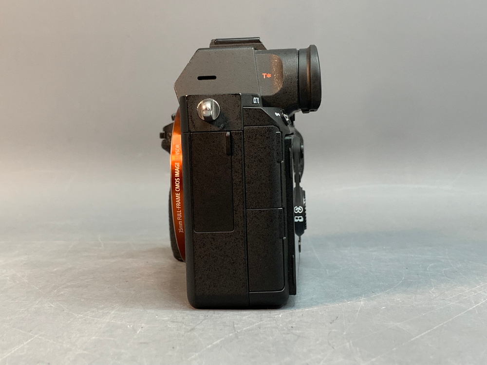 Sony A7 III 20.822 кадров, один из разъемов карт не работает, скол на корпусе