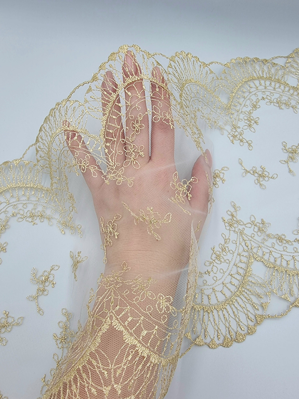 Вышивка на сетке молочный/золото К723 (золотая нить жесткая)