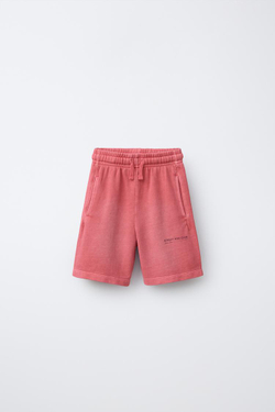 ZARA КОМПЛЕКТ ИЗ ФУТБОЛКИ И ШОРТОВ С НАДПИСЬЮ, КРАСНЫЙ