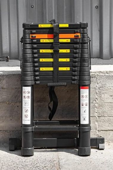 Лестница-стремянка телескопическая алюминиевая двухсекционная (4.1+4.1м,14+14ступенек, max нагрузка 150кг, вес 24.3кг) RockForce##Rock FORCE RF-UP410-2