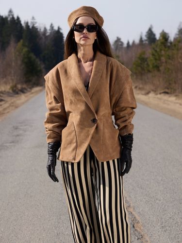 Бежевая куртка из натуральной замши