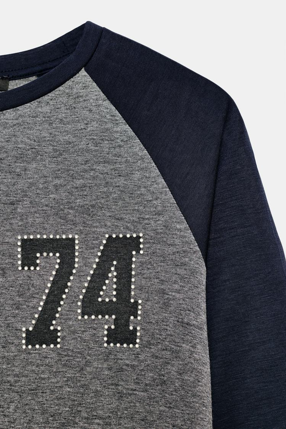 ZARA ФУТБОЛКА С ЦИФРОЙ И ЗАКЛЕПКАМИ, СЕРЫЙ