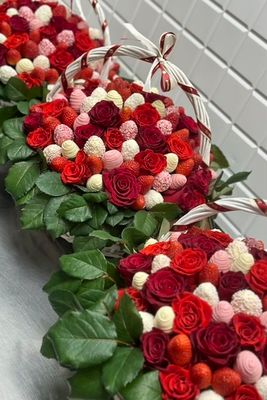 Корзина с клубникой в шоколаде и розами "Летний сад"