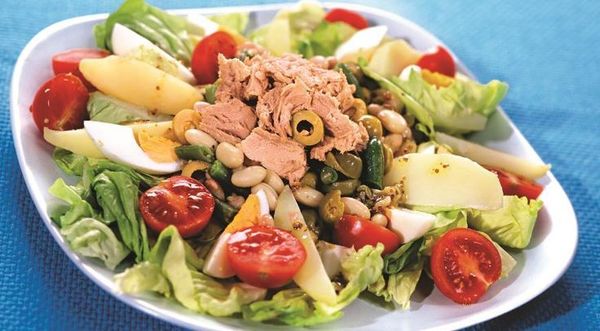 Салат с тунцом и сальса французская