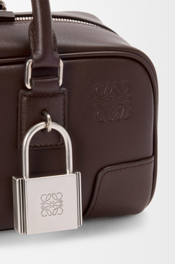 Loewe Укороченная сумка Amazona 23 из блестящей телячьей кожи, темно-каштановый
