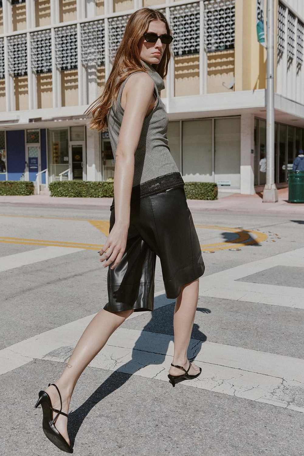 ZARA ТОП С УЗОРОМ «ГУСИНАЯ ЛАПКА», АСИММЕТРИЧНЫЙ НИЗ И КРУЖЕВО, ЧЕРНЫЙ/ЭКРЮ