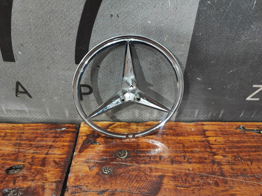 Эмблема крышки багажника Mercedes C-Class (W205) 14-23 Б/У Оригинал A2058174500