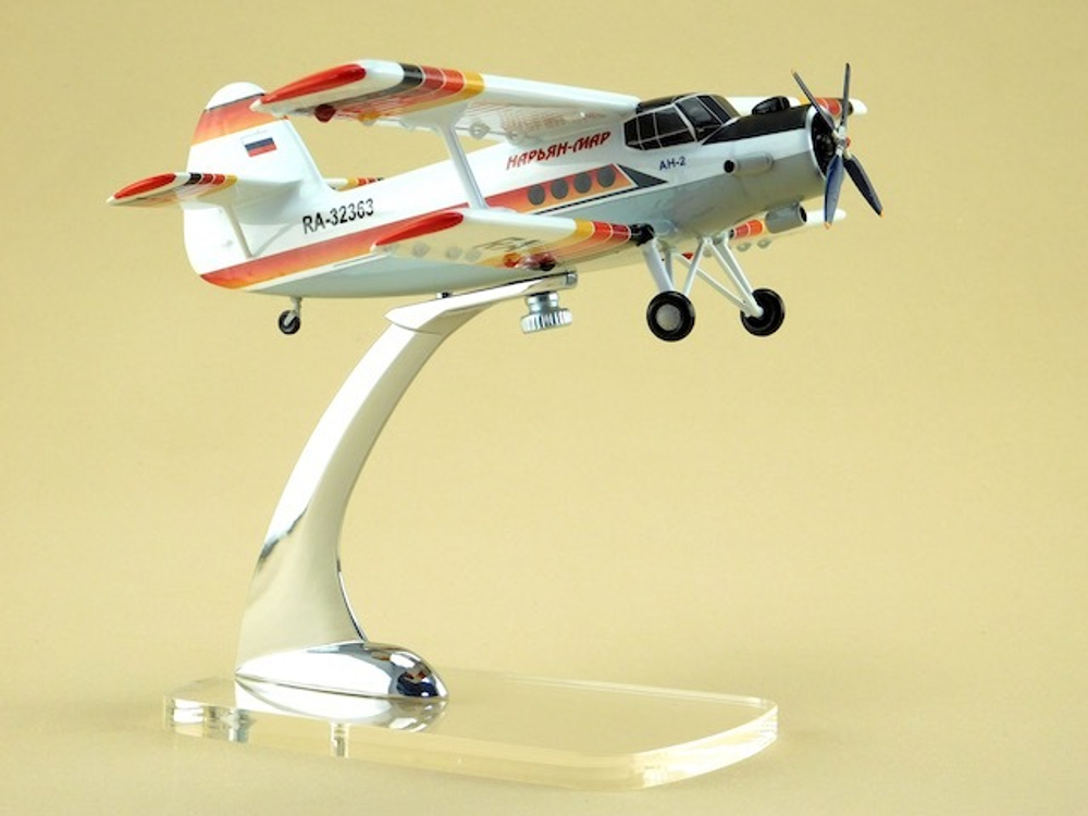 Модель самолета Ан-2 (М1:72, Нарьян-Марский объединенный авиаотряд)