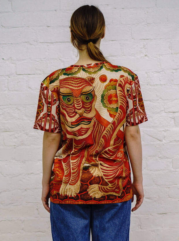 Футболка "Красный Тигр", по мотивам живописи современного вьетнамского художника Ханг Тронг, работающего в стиле традиционного вьетнамского лубка