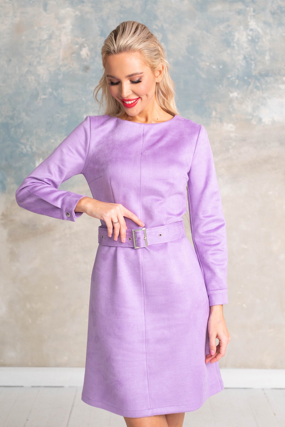 Платье-футляр в лавандовом цвете из замши