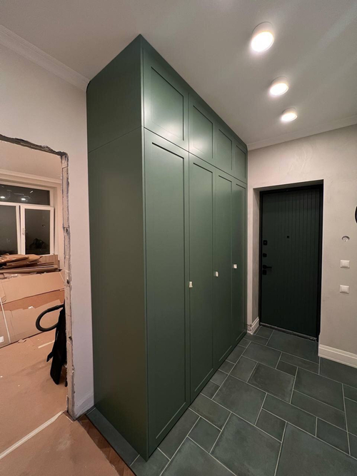 Распашной шкаф в эмали в классическом стиле на заказ – элегантное решение для прихожей