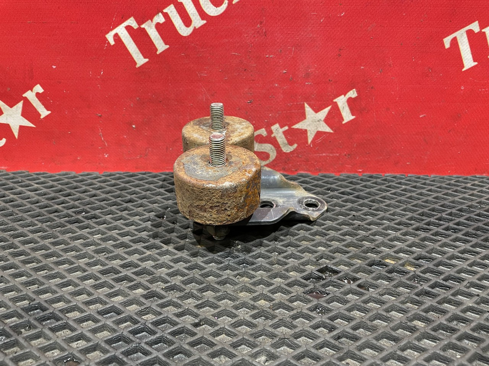 Кронштейн радиатора левый