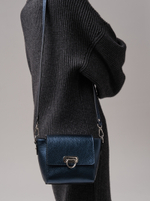 Сумка кожаная через плечо синий металлик