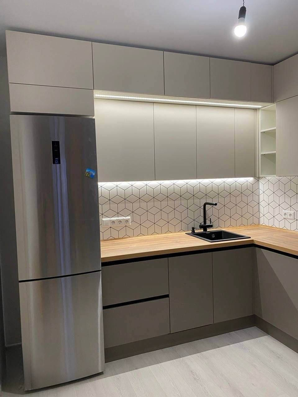 Угловая кухня с профилем Gola