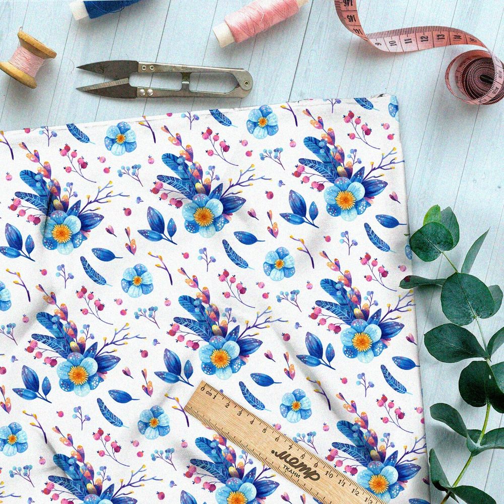 Ткань ниагара мелкие цветы и перья с брусникой на белом фоне