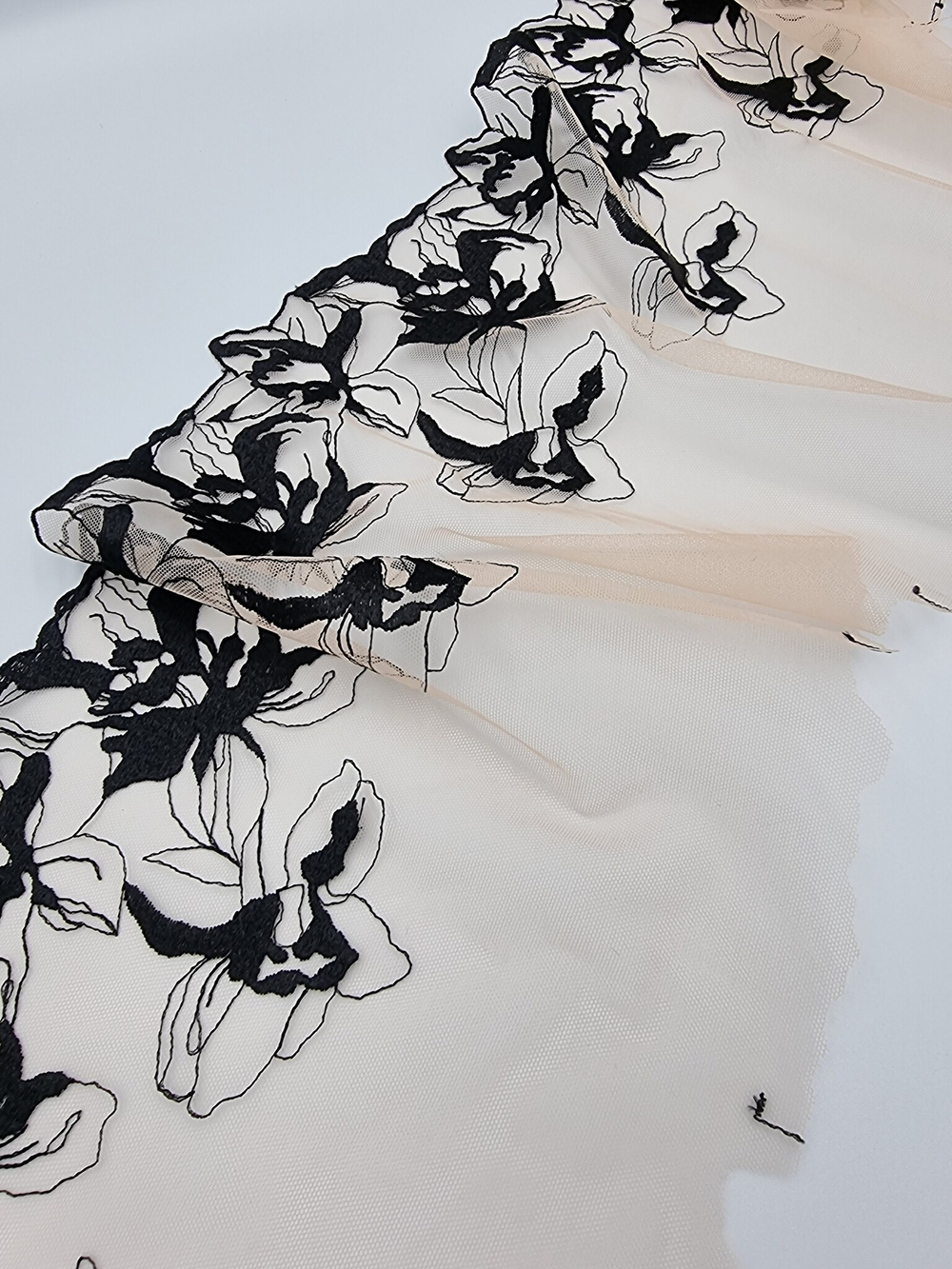 Вышивка на сетке с бежевый/чёрный К642 правая