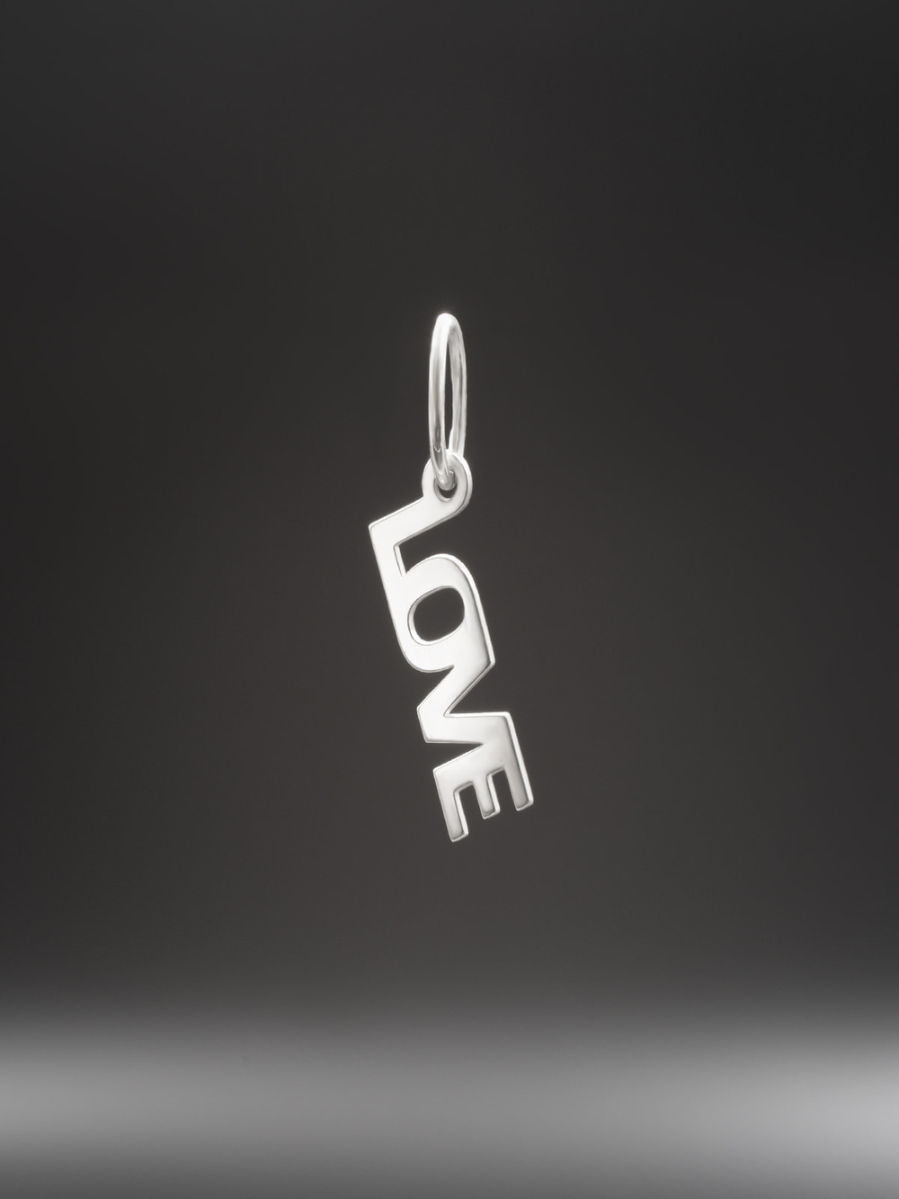 Картинка слова LOVE на черном фоне