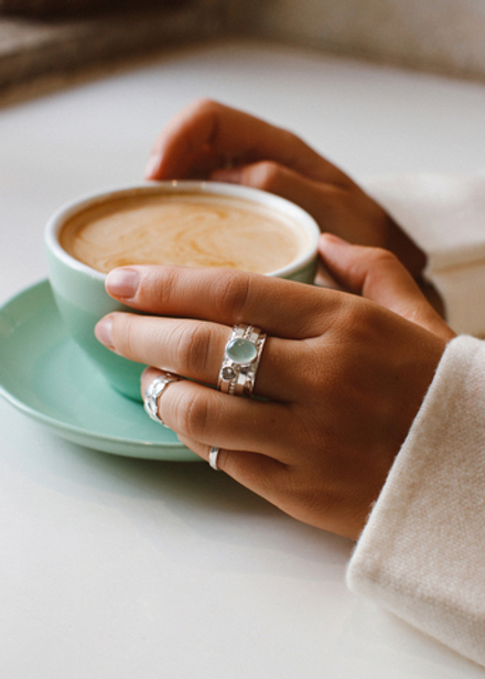 Кольцо «Мозаик» с овальным пренитом и сердечком белый циркон