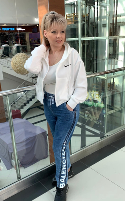 Серые джинсы c молниями и надписью