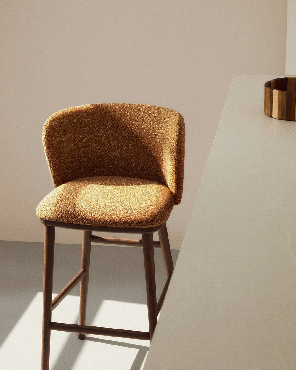 Барный стул Ciselia из терракотового шенилла с ножками из ясеня в отделке орех