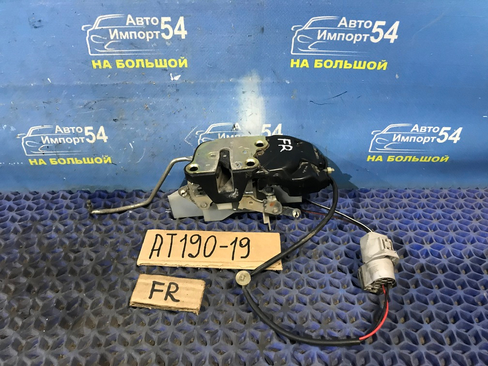 Замок двери передней правой TOYOTA CARINA E 1996