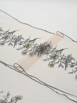 Вышивка на сетке пион с темно-зеленым и золотым люрексом ширина 25 см (2 стороны)