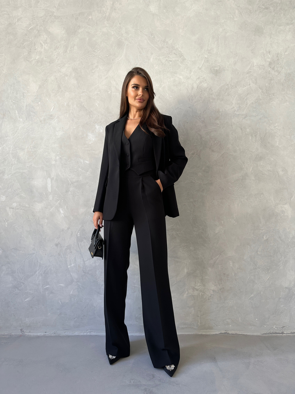 Костюм-тройка из жакета, брюк и жилета с закрытой спиной чёрный