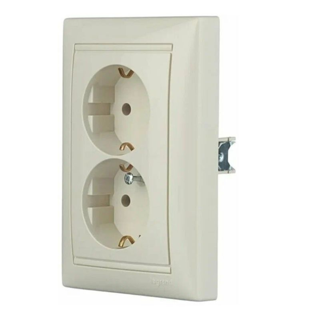 4370 Розетка двойная кремовая Legrand Valena Classic