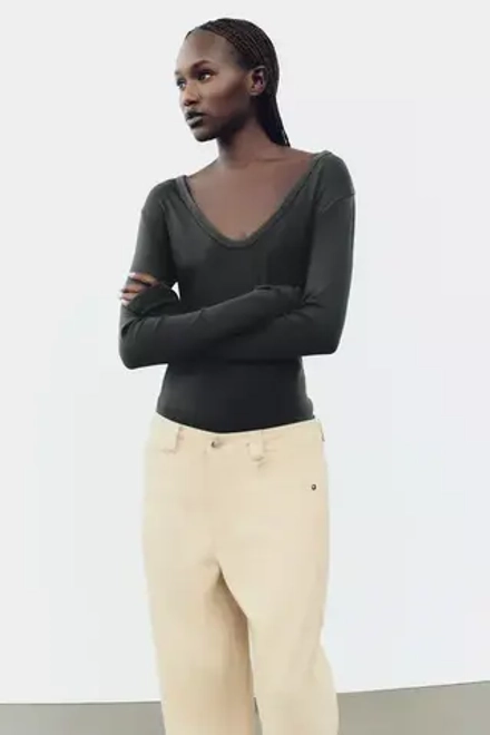 ZARA ФУТБОЛКА SLIM FIT ИЗ ТКАНИ С ЭФФЕКТОМ ПОТЕРТОСТИ, УГОЛЬНЫЙ