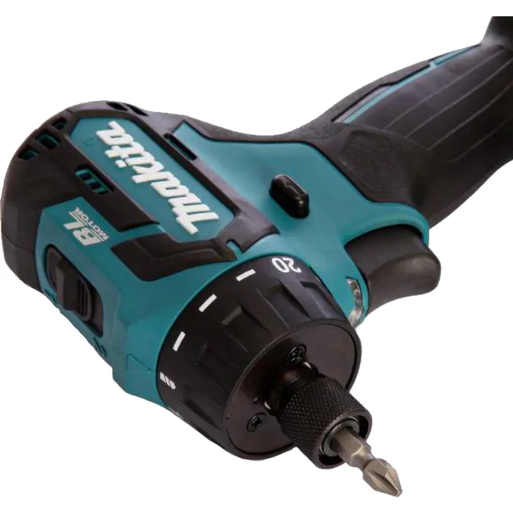 Makita DF032DWME аккумуляторная дрель-шуруповерт (2 x 4 Ач, ЗУ)