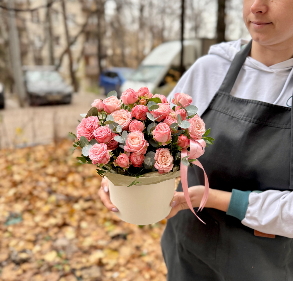 Композиция в коробке, кустовые розы премиум, эвкалипт,5шт.