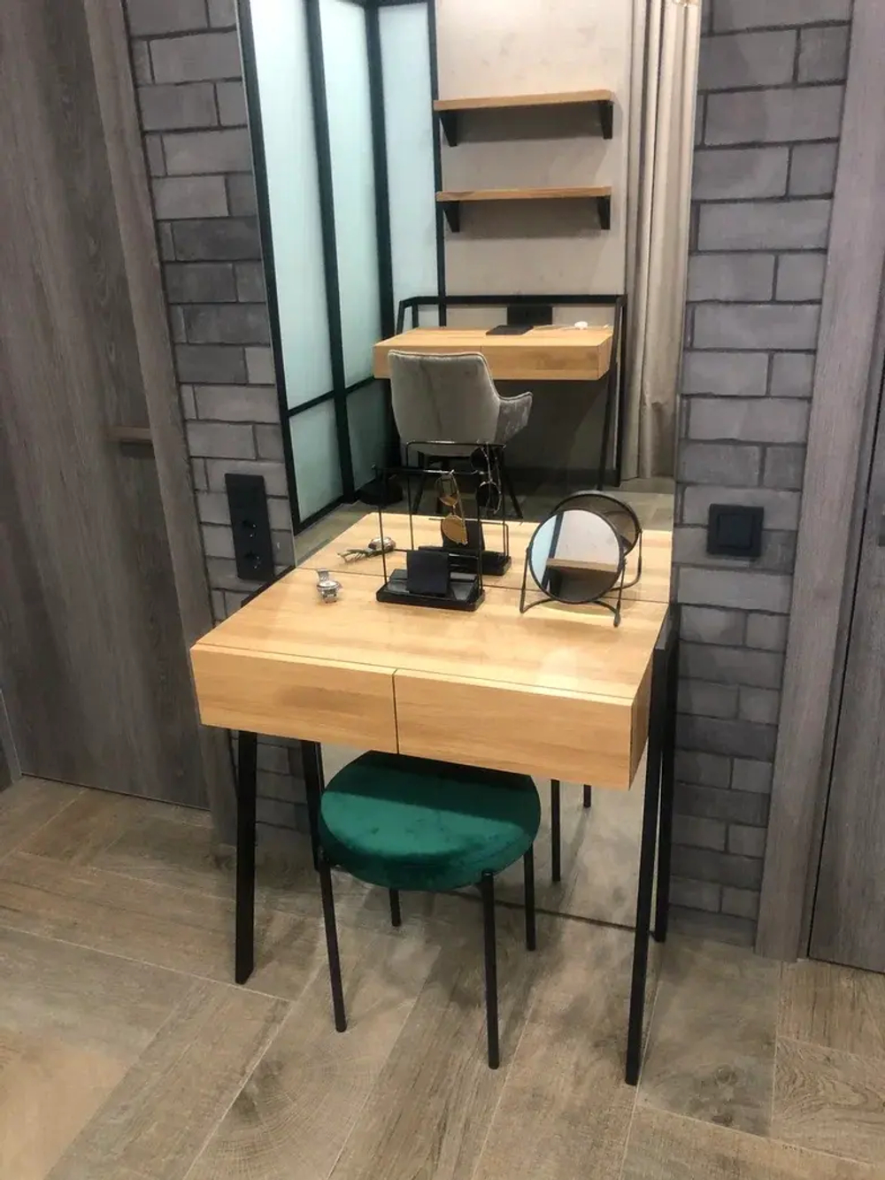 Стильный косметический стол